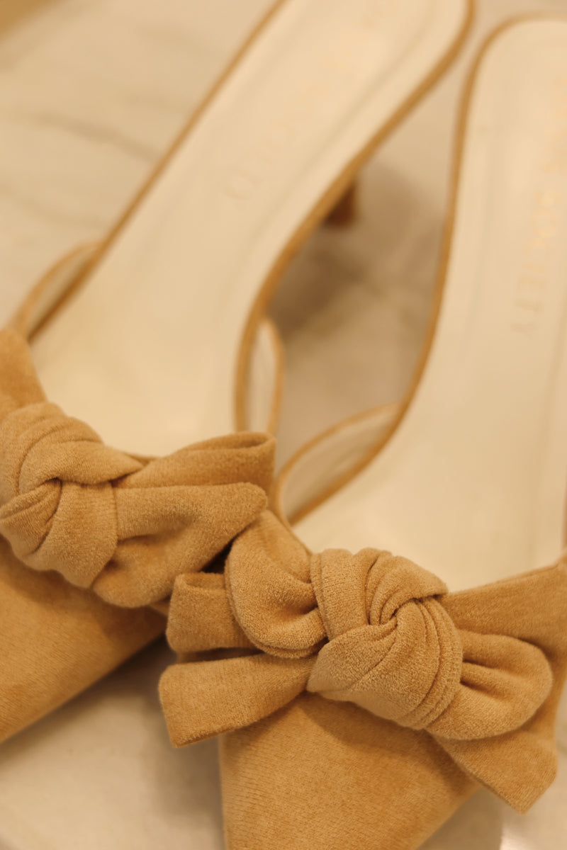 The Jane Pointed Toe Kitten Heel